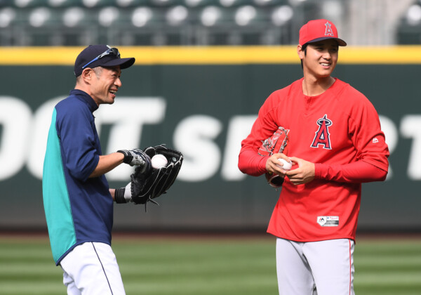 エンゼルス時代の大谷はマリナーズ戦では必ずイチロー氏に挨拶に出向いていた（写真は2018年・アフロ）