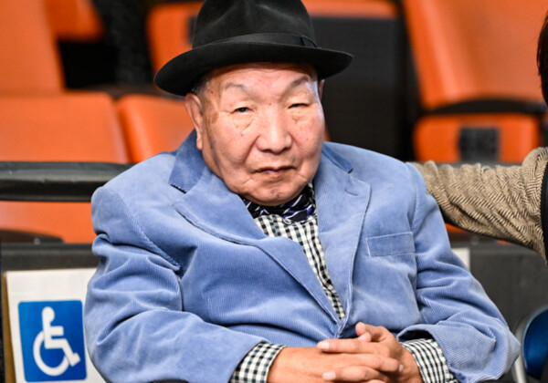 無罪が確定して初めて後楽園ホールにボクシング観戦に訪れた袴田巖さん（写真・山口裕朗）