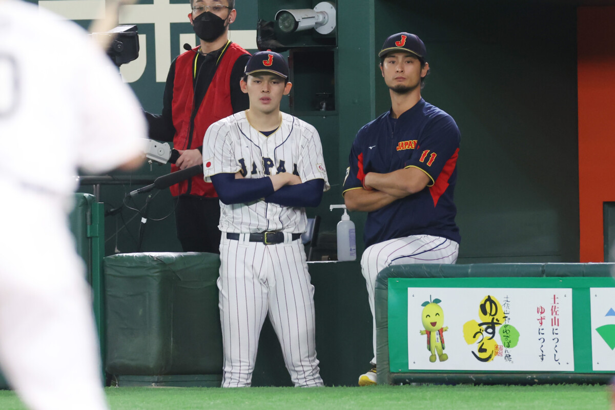 優勝した昨年のWBCで佐々木朗希は尊敬するダルビッシュ有と並んで戦況を見守った（写真：CTK Photo/アフロ）