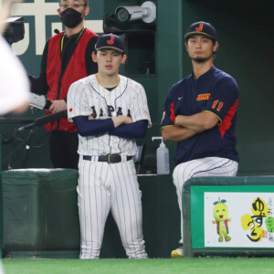 優勝した昨年のWBCで佐々木朗希は尊敬するダルビッシュ有と並んで戦況を見守った（写真：CTK Photo/アフロ）