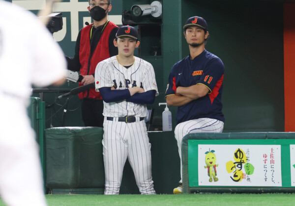 優勝した昨年のWBCで佐々木朗希は尊敬するダルビッシュ有と並んで戦況を見守った（写真：CTK Photo/アフロ）