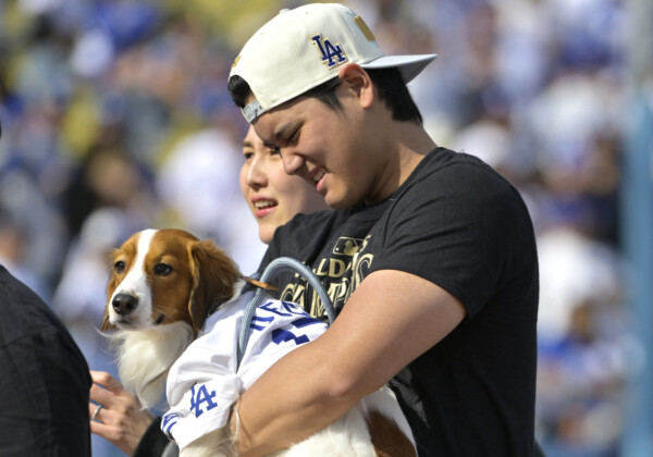 大谷翔平はドジャースタジアムでの祝賀会にも妻の真美子さんと愛犬「デコピン」と一緒に参加（写真：USA TODAY Sports/ロイター/アフロ）