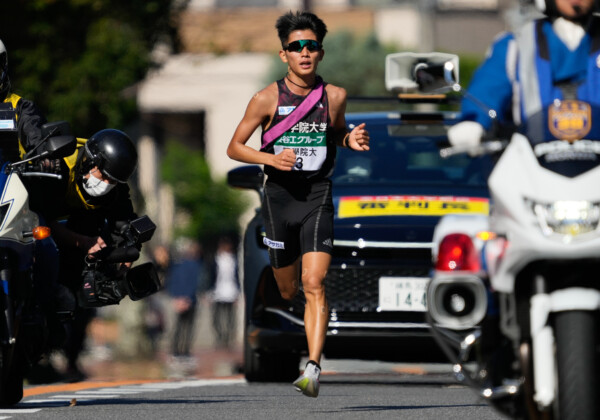 全日本大学駅伝は國學院大が8区で上原琉翔が4秒差を逆転して初優勝を果たす（写真：SportsPressJP/アフロ）