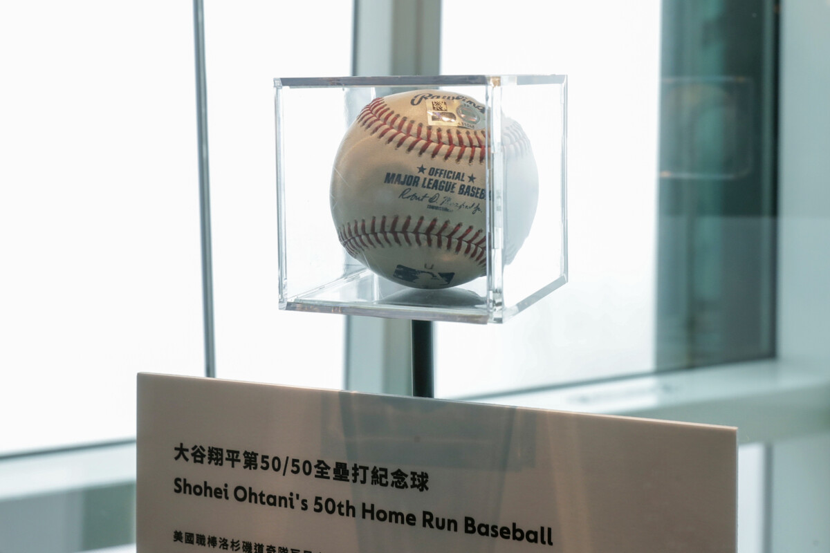 約6億8000万円で落札された大谷の「50‐50」記念ボールの展示が台湾で一番高いビルで始まった（写真・AP/アフロ）