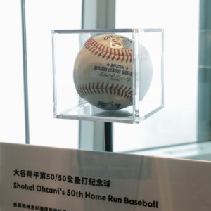 約6億8000万円で落札された大谷の「50‐50」記念ボールの展示が台湾で一番高いビルで始まった（写真・AP/アフロ）