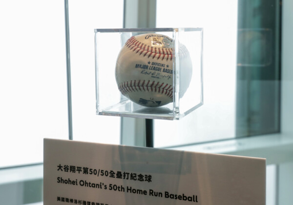 約6億8000万円で落札された大谷の「50‐50」記念ボールの展示が台湾で一番高いビルで始まった（写真・AP/アフロ）