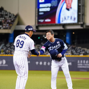 井端監督と試合前に握手を交わす韓国代表のリュ・ジョンイル監督にも批判の声が（写真・日刊スポーツ/アフロ）