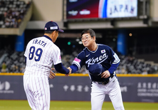 井端監督と試合前に握手を交わす韓国代表のリュ・ジョンイル監督にも批判の声が（写真・日刊スポーツ/アフロ）