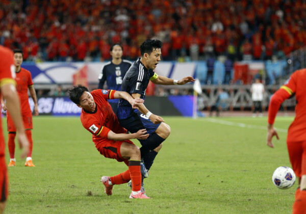 遠藤航が中国の激しいマークにあったが3－1快勝でW杯出場へ王手（写真・アフロ）