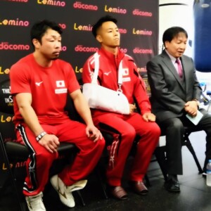 右肩の怪我で試合延期の会見を開いた右から大橋会長、WBO王者の武居、八重樫トレーナー