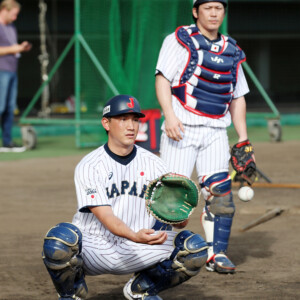 かつて侍ジャパンで共にプレーした甲斐拓也と小林誠司がFAと人的補償で交換？（写真・日刊スポーツ/アフロ）