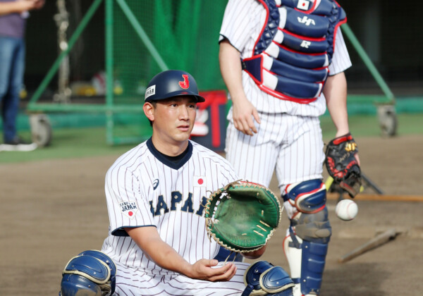 かつて侍ジャパンで共にプレーした甲斐拓也と小林誠司がFAと人的補償で交換？（写真・日刊スポーツ/アフロ）