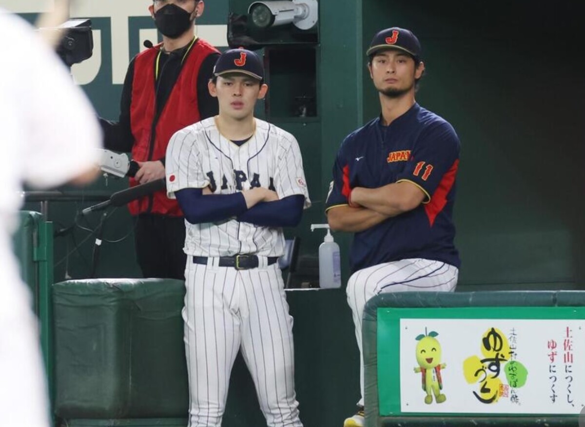 優勝した昨年のWBCで佐々木朗希は師と仰ぐダルビッシュ有と並んで戦況を見守った（写真：CTK Photo/アフロ）