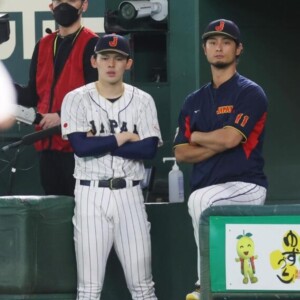 優勝した昨年のWBCで佐々木朗希は師と仰ぐダルビッシュ有と並んで戦況を見守った（写真：CTK Photo/アフロ）