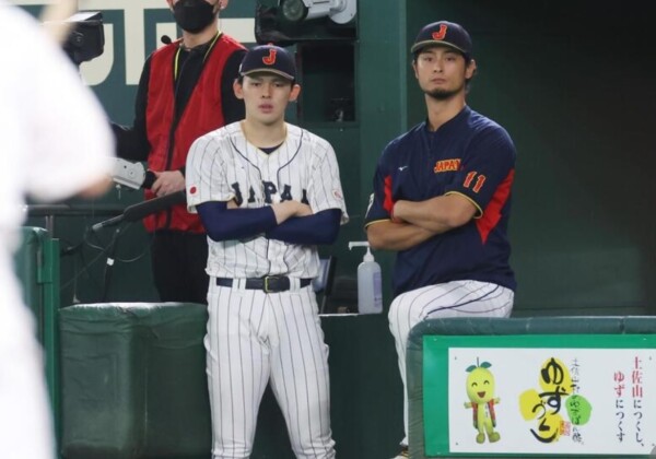 優勝した昨年のWBCで佐々木朗希は師と仰ぐダルビッシュ有と並んで戦況を見守った（写真：CTK Photo/アフロ）