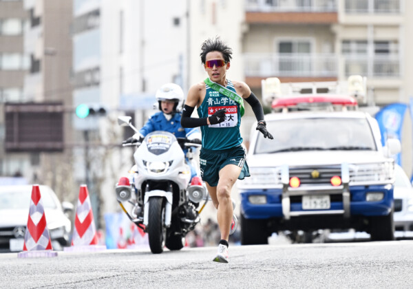 青学大の1年生アンカーの小河原陽琉が力走を見せて2年連続8度目の総合V（写真・アフロ）