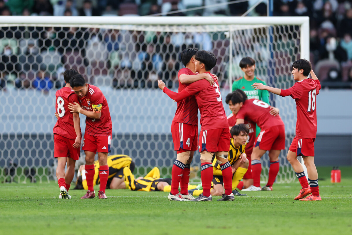 ロングスロー攻撃を封じた流経大柏が6大会ぶりの決勝進出（写真：森田直樹/アフロスポーツ）