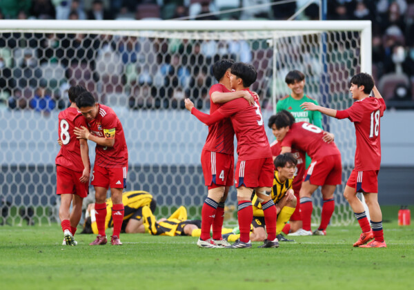 ロングスロー攻撃を封じた流経大柏が6大会ぶりの決勝進出（写真：森田直樹/アフロスポーツ）