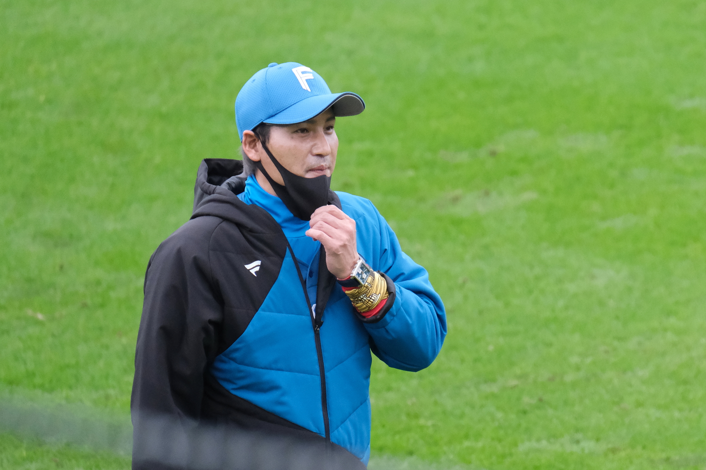 誹謗中傷は論外だが新庄監督はファンの意見を代弁しただけ」「どっちも