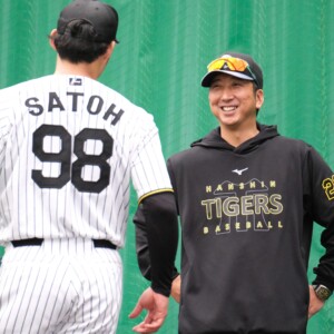 阪神の藤川監督は選手と積極的にコミュニケーションを取った（写真・黒田史夫）