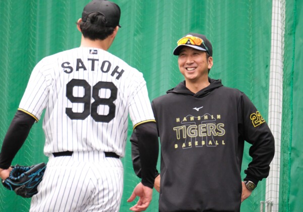 阪神の藤川監督は選手と積極的にコミュニケーションを取った（写真・黒田史夫）