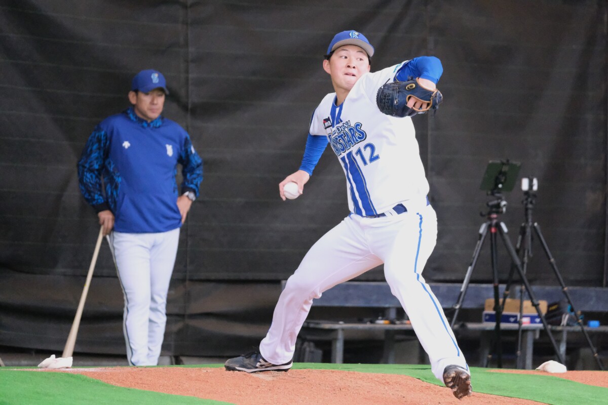 ドラフト1位の竹田が三浦監督が見守る前で初ブルペン（写真・黒田史夫）