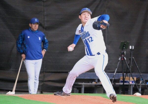 ドラフト1位の竹田が三浦監督が見守る前で初ブルペン（写真・黒田史夫）