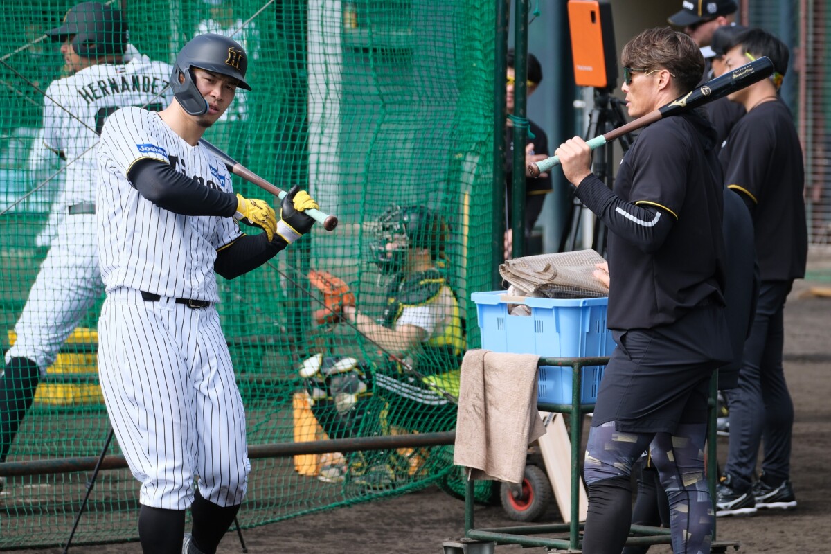 佐藤に臨時コーチの糸井SAがアドバイスを送る（写真・黒田史夫）