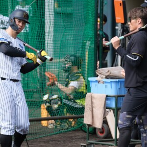 佐藤に臨時コーチの糸井SAがアドバイスを送る（写真・黒田史夫）