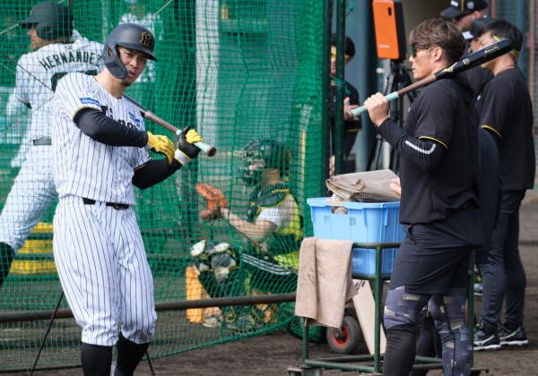 佐藤に臨時コーチの糸井SAがアドバイスを送る（写真・黒田史夫）