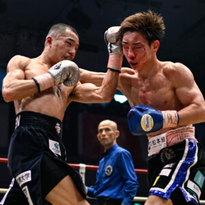 名門帝拳の増田陸（左）が松本海聖との壮絶な打撃戦を制して6回TKO勝利（写真・山口裕朗）