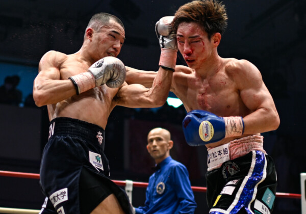 名門帝拳の増田陸（左）が松本海聖との壮絶な打撃戦を制して6回TKO勝利（写真・山口裕朗）