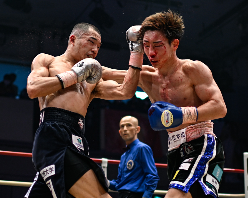 名門帝拳の増田陸（左）が松本海聖との壮絶な打撃戦を制して6回TKO勝利（写真・山口裕朗）