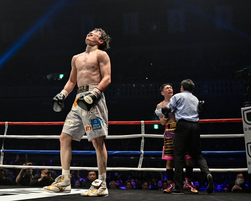 最終ラウンドに拳四朗がユーリに逆転TKO勝利した（写真・山口裕朗）