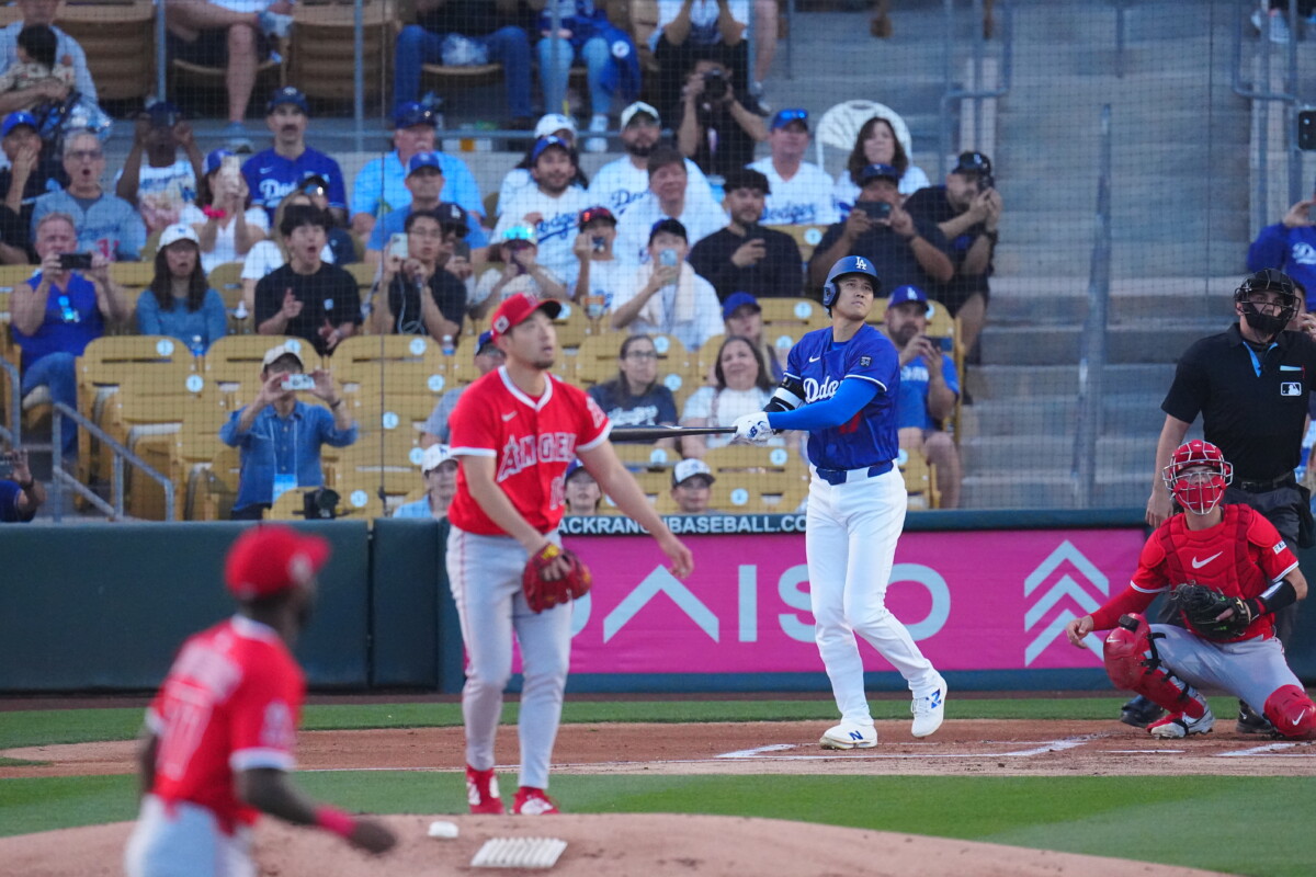 大谷翔平が古巣エンゼルスとのオープン戦初戦の第1打席で菊池雄星から逆方向に本塁打を放つ（写真：Creative 2/アフロ）