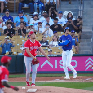 大谷翔平が古巣エンゼルスとのオープン戦初戦の第1打席で菊池雄星から逆方向に本塁打を放つ（写真：Creative 2/アフロ）