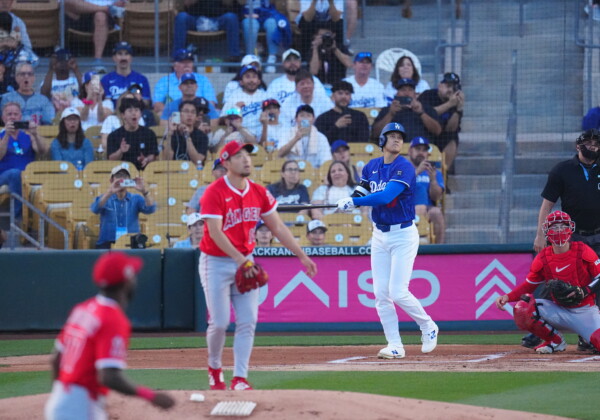 大谷翔平が古巣エンゼルスとのオープン戦初戦の第1打席で菊池雄星から逆方向に本塁打を放つ（写真：Creative 2/アフロ）