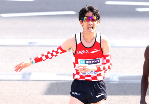 東京マラソンでスーパー店員である異色のランナー市山翼が2時間6分0秒で日本勢最高の10位（写真：西村尚己/アフロスポーツ）