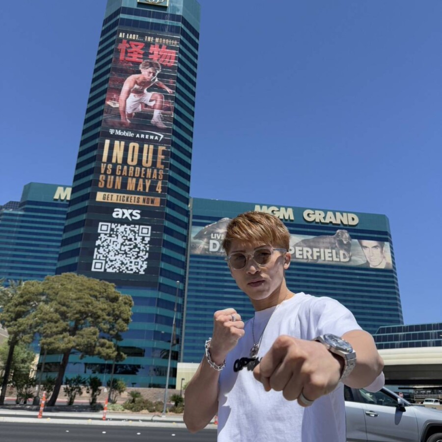 ラスベガスのMGMグランドホテルに掲げられた巨大看板を前に井上尚弥がポーズ（写真提供・大橋ジム）