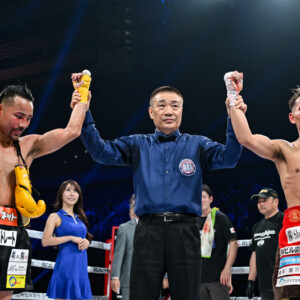 WBA世界バンタム級王者の堤聖也（右）が怪我で休養王者へ。2月に引き分けた比嘉大吾が暫定世界戦か（写真・山口裕朗）