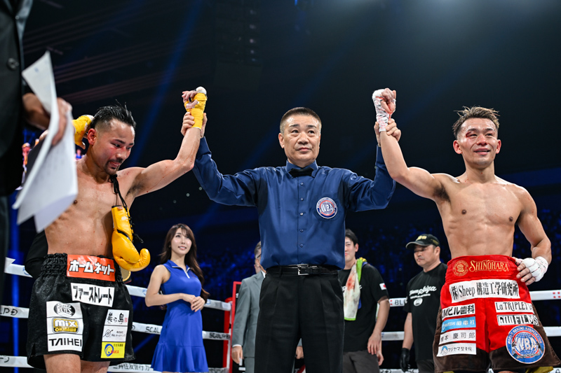 WBA世界バンタム級王者の堤聖也(右)が怪我で休養王者へ。2月に引き分けた比嘉大吾が暫定世界戦か(写真・山口裕朗)