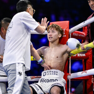 インターバルで井上尚弥に的確な指示を送る真吾トレーナー（写真・山口裕朗）