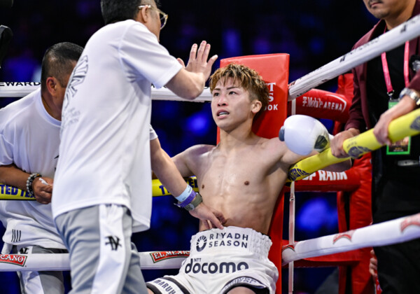 インターバルで井上尚弥に的確な指示を送る真吾トレーナー（写真・山口裕朗）