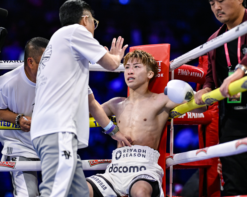 インターバルで井上尚弥に的確な指示を送る真吾トレーナー(写真・山口裕朗)
