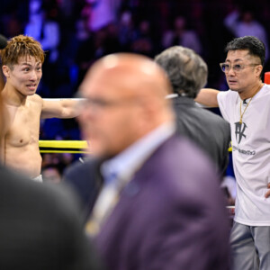 井上尚弥を支える父でトレーナーの真吾氏（右）は試合前に相手のトレーナーの握手を無視していた（写真・山口裕朗）