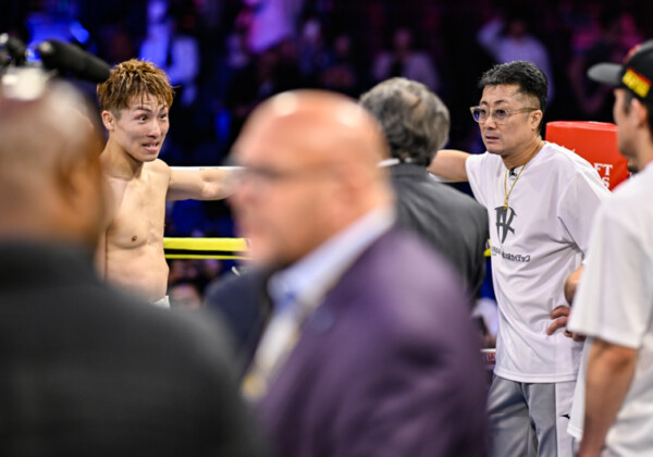 井上尚弥を支える父でトレーナーの真吾氏（右）は試合前に相手のトレーナーの握手を無視していた（写真・山口裕朗）