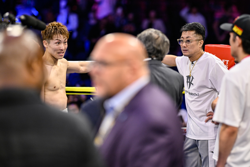 井上尚弥を支える父でトレーナーの真吾氏(右)は試合前に相手のトレーナーの握手を無視していた(写真・山口裕朗)