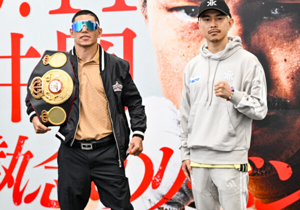 井岡一翔とWBA王者のマルティネスが無事調印式を終える（写真・山口裕朗）