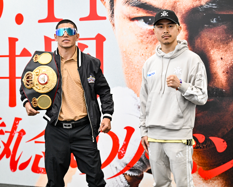 井岡一翔とWBA王者のマルティネスが無事調印式を終える(写真・山口裕朗)