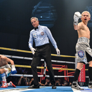 井岡一翔が10ラウンドに左フックでダウンを奪うもリベンジを果たせず（写真・山口裕朗）